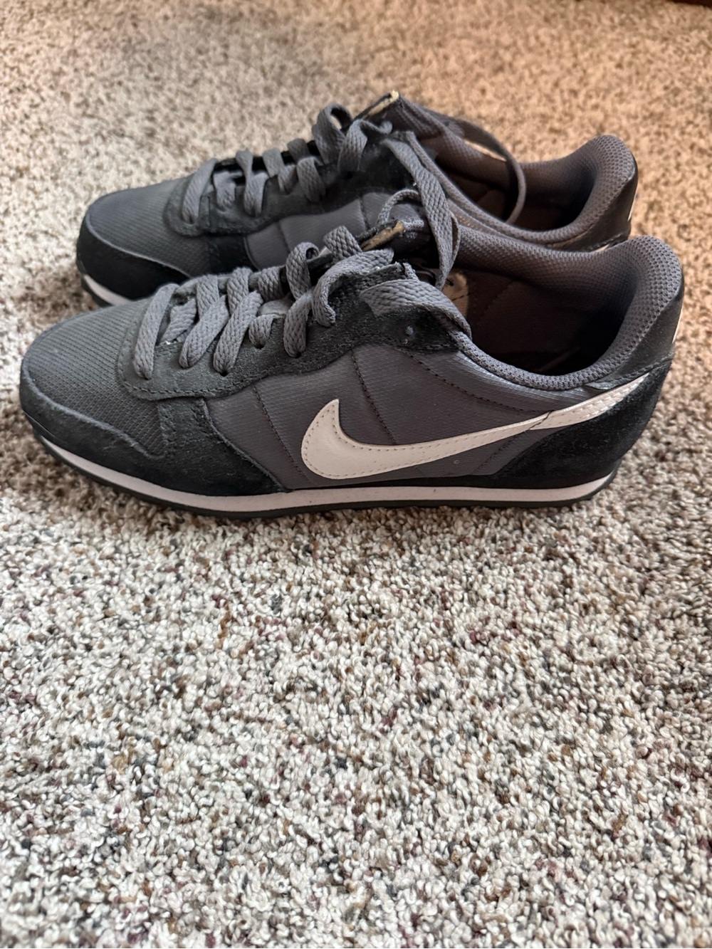 Nike Men's Dark Gray and White Retro Runner Sneakers